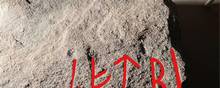 Her har nationalmuseet med rødt farvet runetegnene, som man mener de skal læses. »Aft bi,« lyder teksten. Det kan oversættes til »efter b«. B er formentlig navnet på den person, som stenen er rejst til minde om. Foto: Nationalmusset.