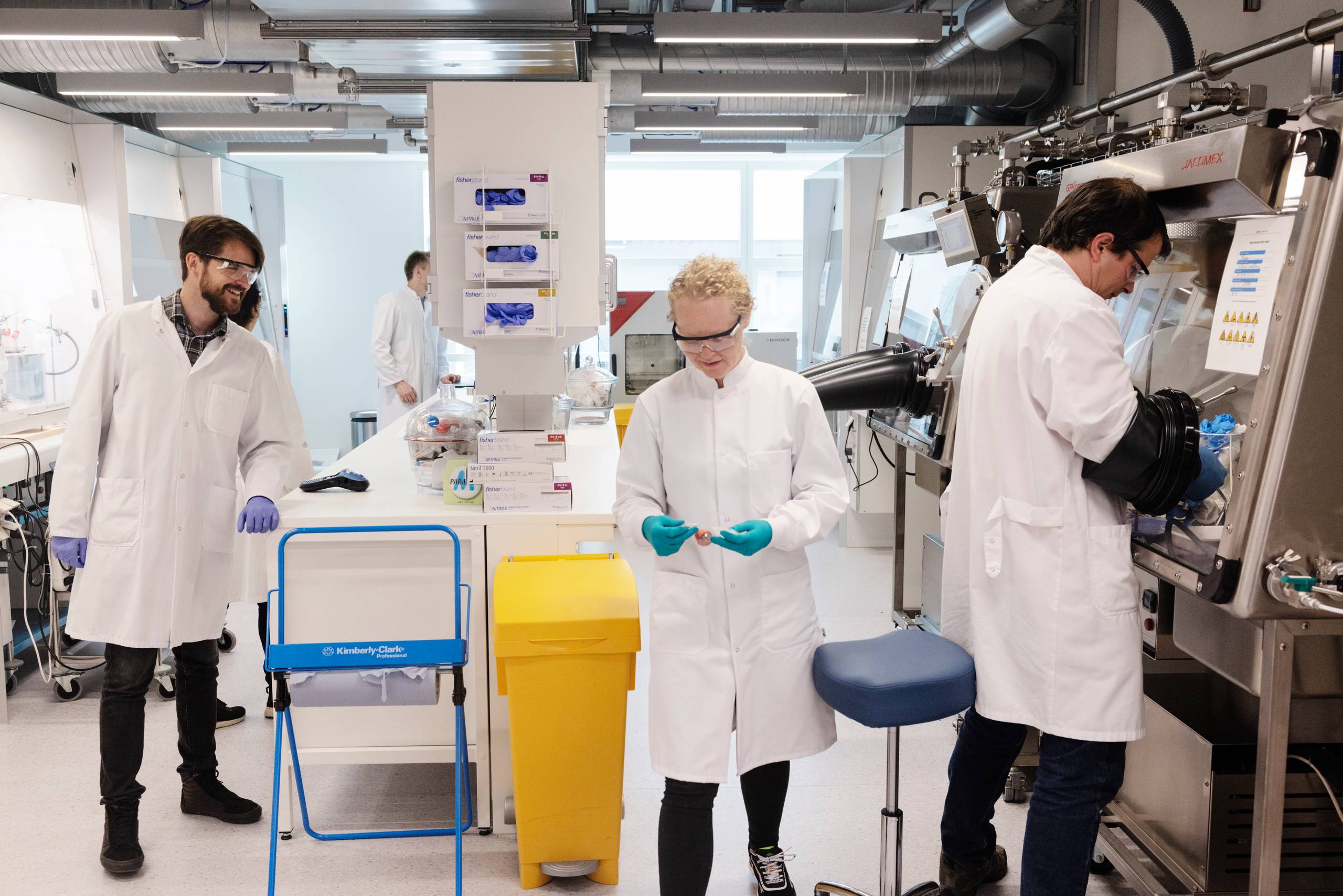 Foto fra Seaborgs laboratorier, hvori der forskes i, hvordan man kan lave mere sikker atomkraft. Det sker bl.a. ved at man laver kemiske bindinger, der sikrer, at radioaktiv gas ikke kan slippe ud. Foto: Gregers Tycho