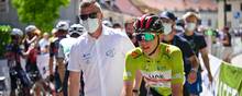 Mundbind i elitesport er tilbage på dansk grund. Her ses cykelstjernen Tadej Pogacar fra den senestes uges løb i Slovenien. Foto: Jure Makovec/AFP