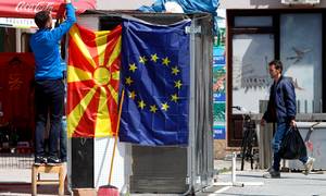 I 2019 skiftede Makedonien navn til Nordmakedonien for at afslutte en strid med Grækenland, hvilket banede vejen for landets optagelse i Nato. Nu ønsker makedonerne også at få gang i forhandlinger om EU-medlemskab, men denne gang er det nabolandet mod øst, Bulgarien, der står i vejen. Arkivfoto: Boris Grdanoski