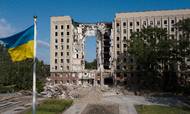 Den regionale regeringsbygning i Mykolaiv blev ramt og svært beskadiget under et russisk missilangreb i marts. Russerne har angrebet byen siden krigens begyndelse. Det skønnes, at ca. halvdelen af byens indbyggere er flygtet fra krigshandlingerne. Foto: Genya Savilov/AFP