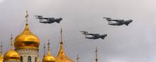 Russiske Il-76 militærtransportfly flyver i formation over Moskva under en generalprøve forud for den russiske sejrsparade i maj. Foto: Evgenia Novozhenina/Reuters