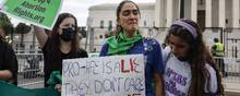 En amerikansk kvinderettighedsorganisation demonstrerer foran USA's Højesteret efter afgørelsen den 24. juni. 
Foto: Anna Moneymaker/Getty Images/AFP