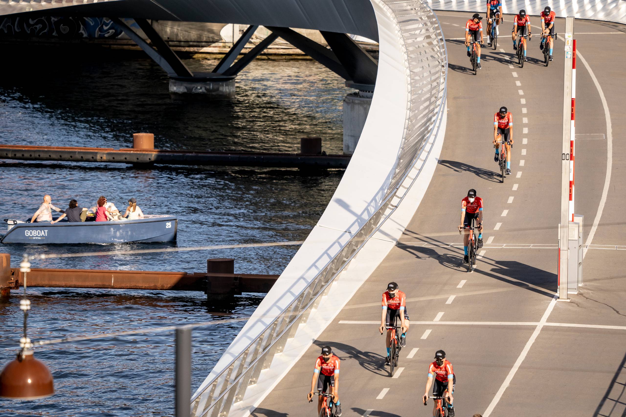Bahrain Victorious på vej ind til holdpræsentationen i Tivoli onsdag aften. Siden da er holdet atter kommet i fokus på grund af et besøg fra politiet. Foto: Mads Claus Rasmussen