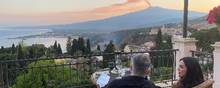 For en nordboer er det ikke hverdagskost at se en vulkan spy ild og røg. På terrassen på Grand Hotel Timeo i Taormina er man i første parket, når det sker. Foto: Kirsten Vestergaard