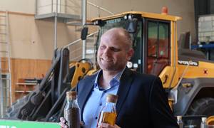 Morten Simonsen, direktør og medejer i Emmelev ses her med et glas med rapskager, som er protienfoder til dyr og, et glas med biodiesel. Foto: Karsten Himmelstrup