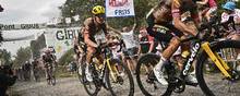 Primoz Roglic (t.h.) mistede værdifuld tid i Tour de France-klassementet. Foto: Marco Bertorello/AFP
