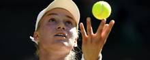 Elena Rybakina har overrasket stort i dette års Wimbledon. Kasakheren, der er født i Rusland, står nu i finalen. Foto: Toby Melville/Reuters