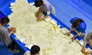 Stemmerne til valget til Japans overhus tælles op. Foto: Kazuhiro Nogi/Ritzau Scanpix