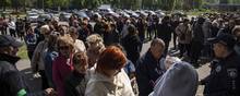 Ukrainere venter i kø på at få deres russiske pas, efter at Rusland har gjort det nemmere at give statsborgerskab til ukrainere i besatte ukrainske byer. Billedet er fra byen Zaporizjzja, som ligger cirka 230 kilometer fra Kherson. - Foto: Evgeniy Maloletka/Ritzau Scanpix