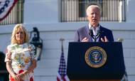 USA's førstedame, Jill Biden, og den amerikanske præsident, Joe Biden, gør det dårligt i hvert deres job, viser en lang række meningsmålinger. Her holder Joe Biden tale på USA's uafhængighedsdag, den 4. juli, foran Det Hvide Hus. Foto: Evan Vucci/AP