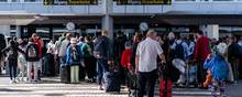 Terminal 2 i Københavns Lufthavn blev fredag afspærret på grund af en mistænkelig taske. Nu undskylder taskens ejer for sin spøg, der medførte at flere hundrede rejsende måtte evakueres. Foto: Ida Marie Odgaard/Ritzau Scanpix