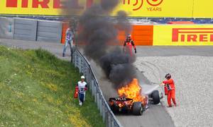 Ferrari har gennem sæsonen haft store problemer med materiellet. I Østrig brød Carlos Sainz' motor i brand, og spanieren måtte flygte ud af bilen. Foto: Hoch Zwei/Ritzau Scanpix