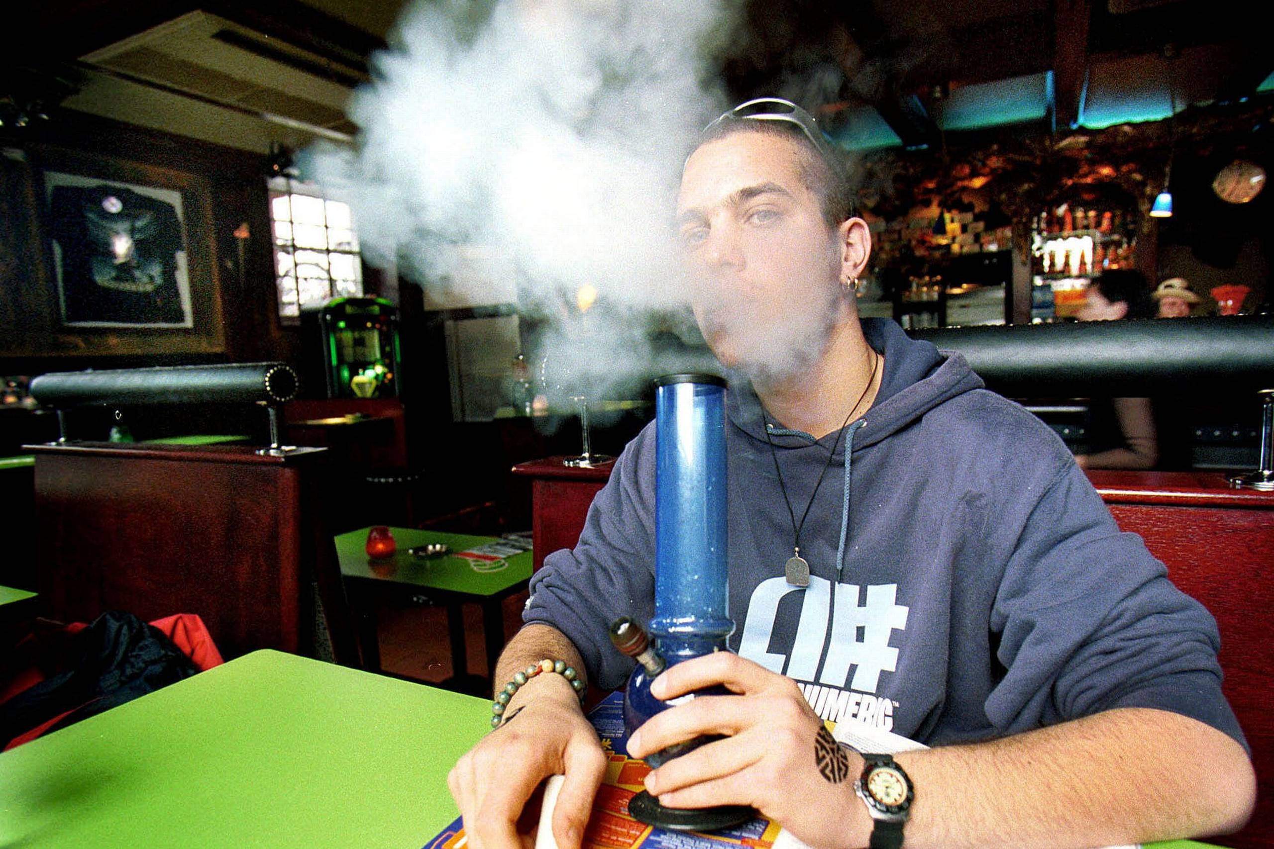 Hvis cannabis skal legaliseres i Danmark, skal det ske på samme måde som i Amsterdam under kontrollerede forhold og ikke som i New York, hvor den kvalmende søde dunst hænger over alt, og man ser påvirkede mennesker slæbe sig rundt i gader, mener Ahmad Mahmoud. Arkivfoto: Michel Porro