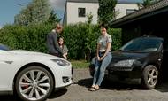 Maria og Nikolai Gjerløff – her med datteren Sofie – har både en Tesla og en ældre Ford Mondeo. For dem er elbilen vejen frem, men de er bevidste om, at den ikke i alle tilfælde er det mest klimavenlige valg her og nu. Foto: Rikke Kjær Poulsen