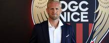 Danish goalkeeper Kasper Schmeichel poses with his jersey of the France's League 1 football club Nice, during a presentation of new recruits in Nice, southeastern France, on August 5, 2022. (Photo by Valery HACHE / AFP)