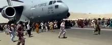 Forholdene i lufthavnen i Kabul var kaotiske, da Taliban overtog magten i Afghanistans hovedstad. Tusinder forsøgte at komme med på de fly, som fragtede både udlændinge og afghanere ud af landet. Foto: AP/Ritzau Scanpix