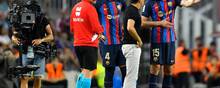 Andreas Christensen (til højre) tog sig en snak med FC Barcelona-træner Xavi undervejs i hjemmekampen mod Rayo Vallecano. Foto: Pau Barrena/Ritzau Scanpix
