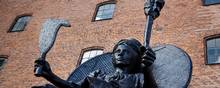Skulpturen "I Am Queen Mary", skabt af Jeannette Ehlers og La Vaughn Belle, står midlertidigt foran Vestindisk Pakhus i København. Huset var omdrejningspunkt i Danmarks koloniale fortid. Arkivfoto: Emma Sejersen