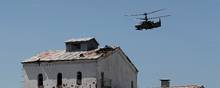 En russisk krigshelikopter flyver over byen Popasna i juni. Den østukrainske by har været besat af pro-russiske styrker i flere måneder, og husede angiveligt også Wagner-gruppens hovedkvarter i Ukraine. Gruppen er anklaget for en række krigsforbrydelser under invasionen. Foto: Alexander Ermochenko/Reuters