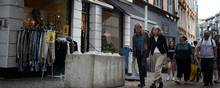 Efter den hasarderede kørsel i Frederiksgade, som har ført til en terrorsigtelse, er der placeret betonklodser og blomsterkummer i gaden.
Foto: Stine Schjøtler
