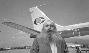 Simon Spies ses i Københavns Lufthavn i foråret 1971, efter han har købt fem nye passagerfly af mærket Boing 720A. Arkivfoto: Ebbe Andersen
