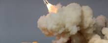 Foto fra det semiofficielle iranske nyhedsbureau ISNA af et langtrækkende S-200-missil affyret under en militærøvelse i havnebyen Bushehr på den nordlige kyst af Den Persiske Golf. USA er netop i gang med at forhandle en atomaftale med Iran for at begrænse dets atomprogram. Foto: Amir Kholousi, ISNA via AP