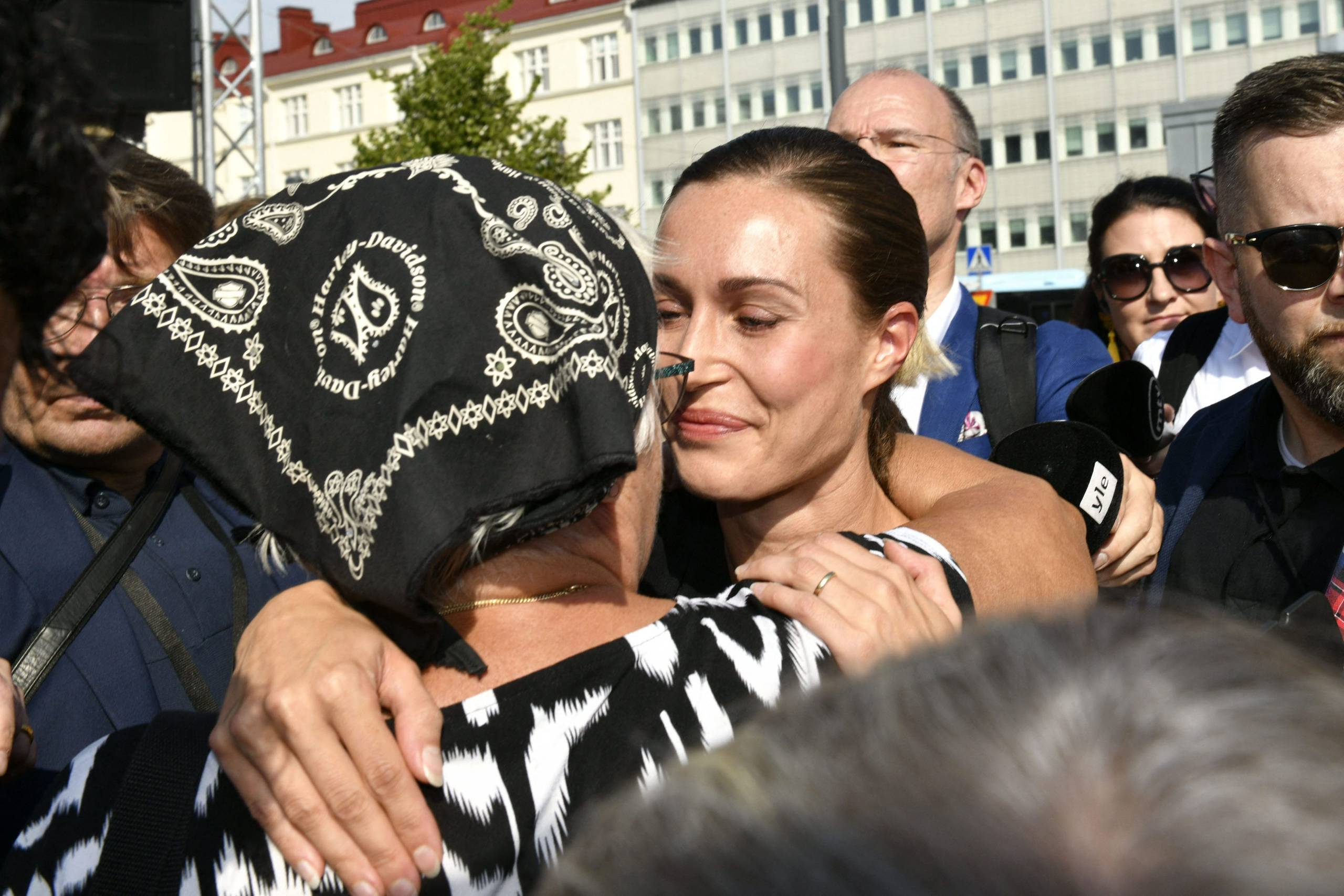 En socialdemokratisk tilhænger giver i Lahti statsminister Sanna Marin et støttende kram efter balladen om hendes dansevideo. Foto: Heikki Saukkomaa/AFP