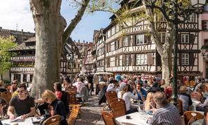 Der er liv på cafeerne i det centrale Strasbourg, som også er værd at opleve for både arkitektur og gastronomi. Foto: Tgt