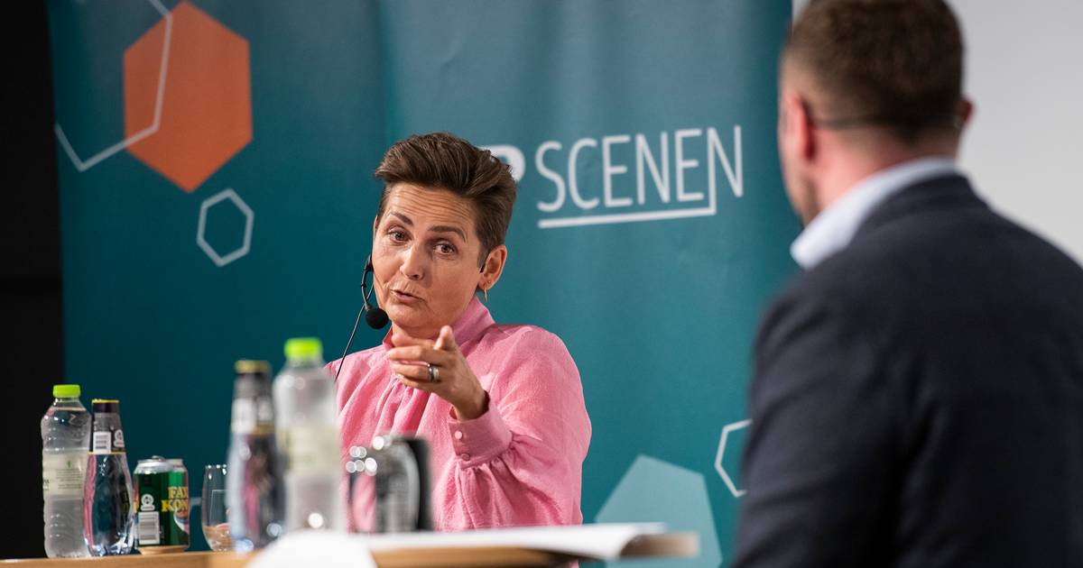 SF-formand flipper rundt og følger Mette Frederiksen i skandale-debat ...