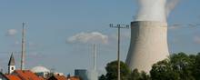Hårdt presset af energikrisen har den tyske regering udskudt en planlagt lukning af to atomkraftværker. Det ene er kraftværket Isar i Bayern. Foto: Christof Stache/AP