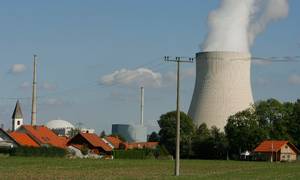 Hårdt presset af energikrisen har den tyske regering udskudt en planlagt lukning af to atomkraftværker. Det ene er kraftværket Isar i Bayern. Foto: Christof Stache/AP