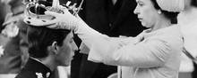 Charles har ventet stort set hele sit liv på at blive konge. Her ses dronning Elizabeth, da hun i 1969, udnævner Charles til prins af Wales. Foto: AFP.