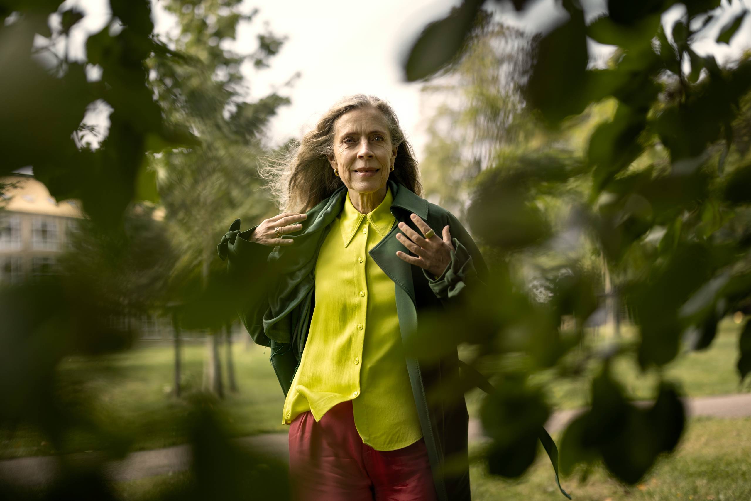 Portræt af Dorrit Bøilerehauge der er forsker i kommunikation og kultur, og arbejder for at synliggøre modne modne mennesker. Hun er 62 år - og ud over forskerjobbet på AAU er hun catwalk model under modeugen i KBH.