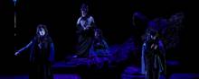 Ditte Marie Tygesens mørke, røgfyldte scenografi og skæve kostumedesign giver ”Antigone” et tegnefilmslignende skær. Foto: Allan Toft