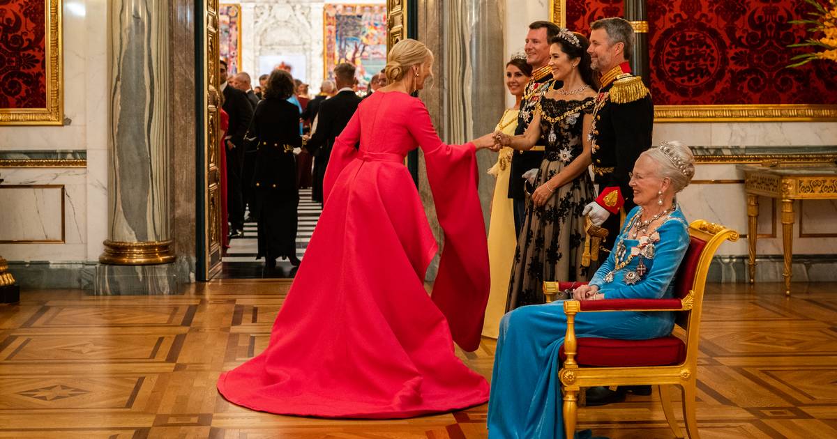 arve søm dør Helle Thorning-Schmidt fik kritik for sit kjolevalg. Men var hendes  påklædning i strid med den officielle dresscode?