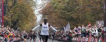 Det 37-årige løberikon Eliud Kipchoge har nærmest fået skræddersyet BMW Berlin Marathon søndag til, at han kan sætte en ny verdensrekord.  Foto: Alex Halada