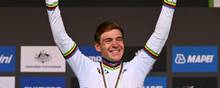 Belgiens 22-årige cykelfænomen Remco Evenepoel var stærkest af alle, da han vandt guld i VM i landevejscyklingen og æren af at bære regnbuetrikoten det næste år. Foto: William West/AFP