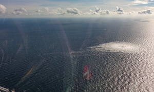 Sådan så det boblende hav ud, da F-16-piloter overfløj området mandag. Foto: Forsvaret