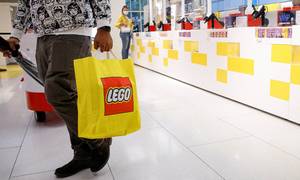 Lego er til stede verden over. Her i en butik i New York. Den internationale legetøjsgigant trak sig i juli ud af Rusland, men legoklodserne bliver fortsat solgt gennem en tidligere samarbejdspartner. Foto: REUTERS/Brendan McDermid/File Photo.