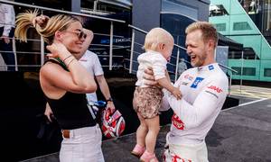 Kevin Magnussens kone Louise Gjørup er ofte med ude til Formel 1, hvor datteren Laura tager sin fars opmærksomhed. Foto: Tariq Mikkel Khan/Ritzau Scanpix