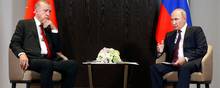 Ruslands præsident, Vladimir Putin (til højre), og Tyrkiets præsident, Recep Tayyip Erdogan (til venstre), har torsdag talt sammen over telefonen. Her har Putin ifølge den russiske regering kaldt lækagerne på Nord Stream 1 og 2 for "international terrorisme". Arkivfoto: Sputnik/Reuters