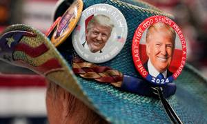 En Donald Trump-støtte bærer en cowboyhat med emblemer af den tidligere præsident ved et af Trump-stævne i Warren, Michigan, i lørdags. Foto: Dieu-Nalio Chery/Reuters