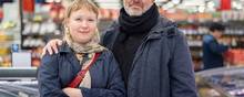 Amanda Withen og hendes far Philip Withen på indkøb i Aarhus. Han spiser ca. 500 gram kød om ugen. Hun spiser slet ikke kød. Foto: Joachim Ladefoged