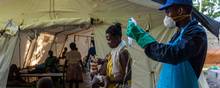 Læger Uden Grænser driver en klinik i Haitis hovedstad, Port-au-Prince, hvor personer med symptomer på kolera kan blive tilset. Fredag i sidste uge ankommer en kvinde til klinikken med sit barn, der viser symptomer på kolera. Foto: Richard Pierrin/AFP