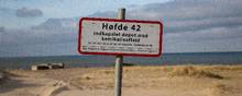 Ved Høfde 42 på Harboøre Tange er der store advarselskilte mod farlig forurening. Nu bliver oprensningen udskudt. Foto: Benny Kjølhede