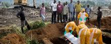 Et udbrud af ebola har fået to distrikter i Uganda til at lukke ned. Men erfaringerne fra det store udbrud i 2013 i Vestafrika, som billedet er fra, betyder, at man er forberedt på at inddæmme smitten. Foto: Mads Nissen/Politiken