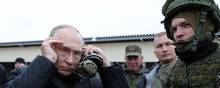 Ruslands præsident, Vladimir Putin, besøgte forleden en militærforlægning i byen Ryazan i det vestlige Rusland, hvor indkaldte reservister modtager militærtræning, inden de kan forvente at blive en del af den russiske krigsindsats i Ukraine. Putin var bl.a. med på skydebanen.
Foto: AFP