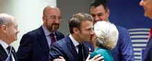 Den franske præsident, Emmanuel Macron, bringer smilene frem under Det Europæiske Råds møde i Bruxelles. Med et politisk kompromis tager EU endnu et skridt hen imod et loft over energipriserne, som franskmændene længe har støttet. Foto: Piroschka van de Wouw/Reuters