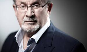 Forfatteren bag "De Sataniske Vers" Salman Rushdie har fået varige skader, efter at han i august i år blev angrebet, netop som han gik på scenen ved et arrangement i staten New York. Arkivfoto: Joel Saget/Ritzau Scanpix